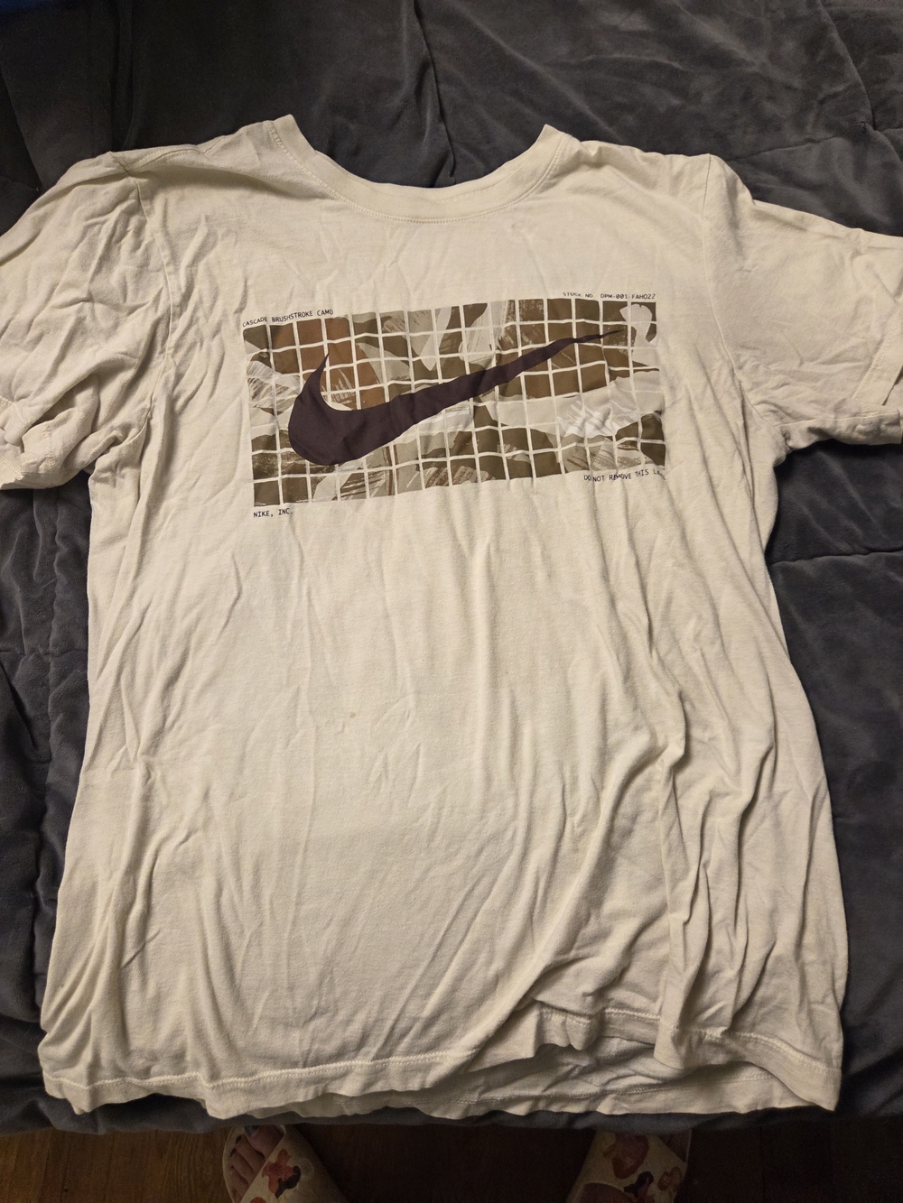 Nike Men’s White Graphic Swoosh T-Shirt
